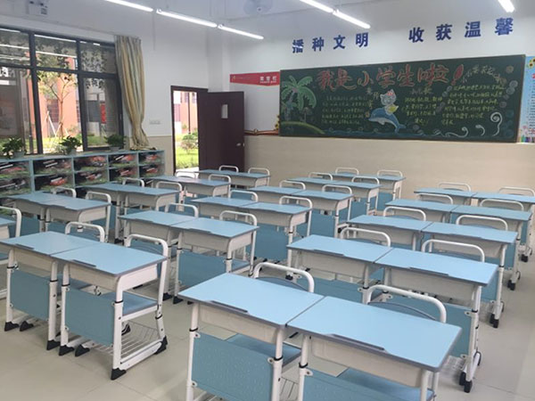 課桌椅味道刺鼻 南昌培英學(xué)校新校區(qū)被疑甲醛超標(biāo) （時(shí)事新聞篇）